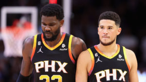 Suns' Devin Booker solves Mavs' traps thanks to help from Deandre Ayton