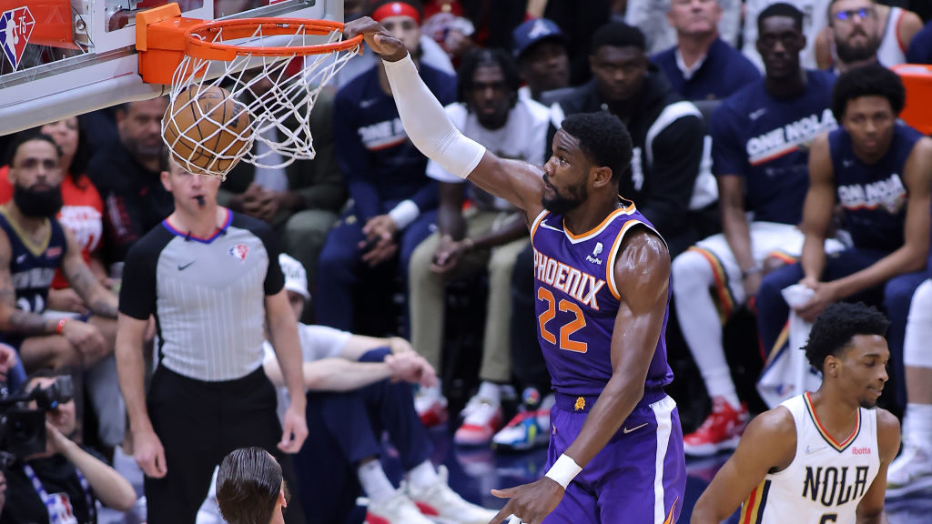 Deandre Ayton #22 of the Phoenix Suns dunks as Jonas Valanciunas #17 and Herbert Jones #5 of the Ne...