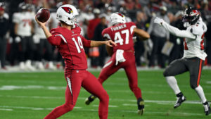 Cardinals' fake punt pass headlines low-scoring 1st half vs. Bucs