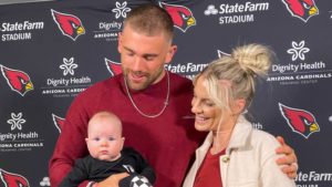 Cardinals' Zach Ertz not letting knee injury sideline him from giving back