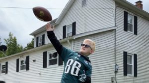 Cardinals TE Zach Ertz surprises teenage Eagles fan with Super Bowl tickets