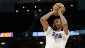 Kevin Durant gets shots up after Suns' Thursday shootaround