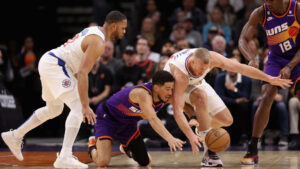 Clippers' Mason Plumlee tended to with finger disfigurement vs. Suns