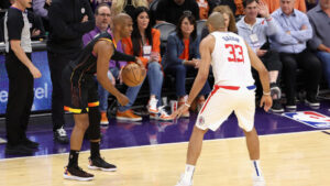 Suns' Chris Paul nutmegs Clippers' Zubac for highlight assist