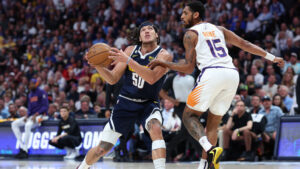 Suns briefly switch up bench rotation in Game 2 loss to Nuggets