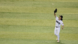 Corbin Carroll loses track of outs, allows run to score picking up hat