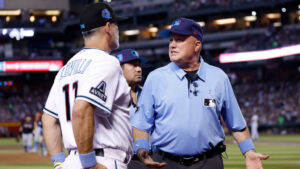Chase Field light issues delay D-backs game on Father's Day