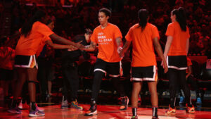 Brittney Griner becomes Mercury's No. 2 all-time scorer in win over Sky