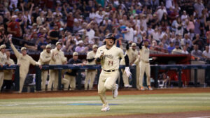 Diamondbacks pick up 6th straight win, surviving hectic ballgame vs. Reds