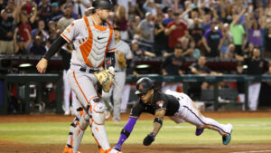 D-backs put pressure on Giants with aggressive base running to even season series