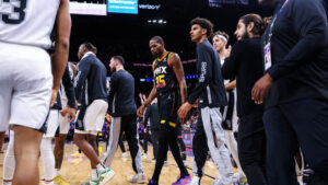 Phoenix Suns' strong start slips away for shocking last-second loss to Spurs