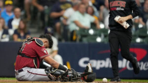Catcher Gabriel Moreno exits Diamondbacks-Brewers wild card game after taking bat to head