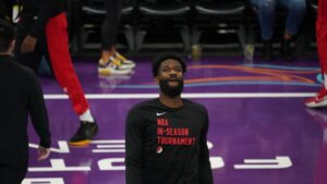 Suns present Deandre Ayton with tribute video in center's return with Trail Blazers