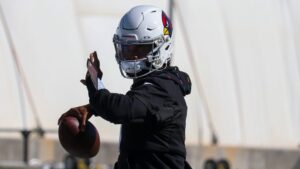 Cardinals, Browns keeping their quarterback cards close to the vest