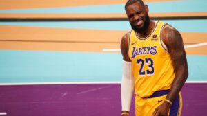 Lakers' LeBron James returns after leg injury versus Suns