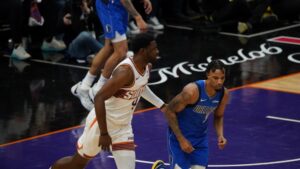 Suns receive notable efforts from Grayson Allen, Chimezie Metu but fall to Mavericks