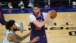 Suns' Bradley Beal exits vs. Knicks, out rest of game with ankle injury