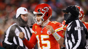 Chiefs survive 4th-coldest game in NFL history, Dolphins for playoff win