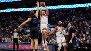 Suns' latest comeback flurry floors Mavs for 7th straight win