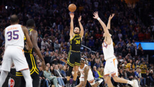 Suns fall in playoff-like atmosphere to Curry's last-second 3 for Warriors