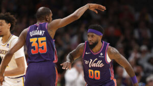 Phoenix Suns' supporting cast steps up to hold Lakers off