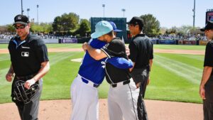 Diamondbacks' Cole Roberts exchanges lineup with father, Dodgers manager Dave Roberts