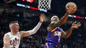 Suns respond to poor start, hit usual 4th-quarter slog in win vs. depleted Cavs