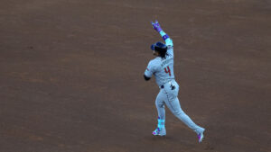 Diamondbacks put up 6 runs in 1st inning, Braves come back to steal win