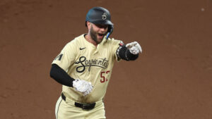 Diamondbacks' Christian Walker belts walk-off home run vs. Dodgers after bee delay