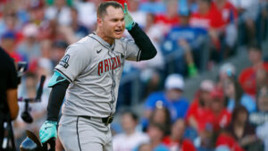 D-backs' Moreno and Pederson go back-to-back in win over Phillies; Pederson eggs on crowd