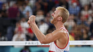 Arizona's Chase Budinger reaches beach volleyball knockout round at Olympics
