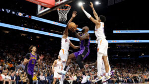 Suns rookie Ryan Dunn blocks LeBron James in win over Lakers
