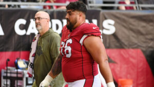 Will Hernandez rolled up on, exits Cardinals-49ers with knee injury