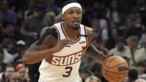 Suns' Bradley Beal chases down Heat's Duncan Robinson for monster block