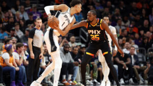 Suns' Kevin Durant sprains ankle, misses 2nd half vs. Spurs
