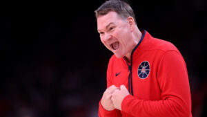 Arizona picks up votes but remains outside AP Top 25, Auburn unanimously takes top spot