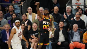 Suns' Royce O'Neale provides huge spark off bench, lights up Cavaliers from 3