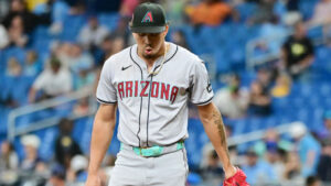 Diamondbacks agree to extend young reliever Justin Martinez