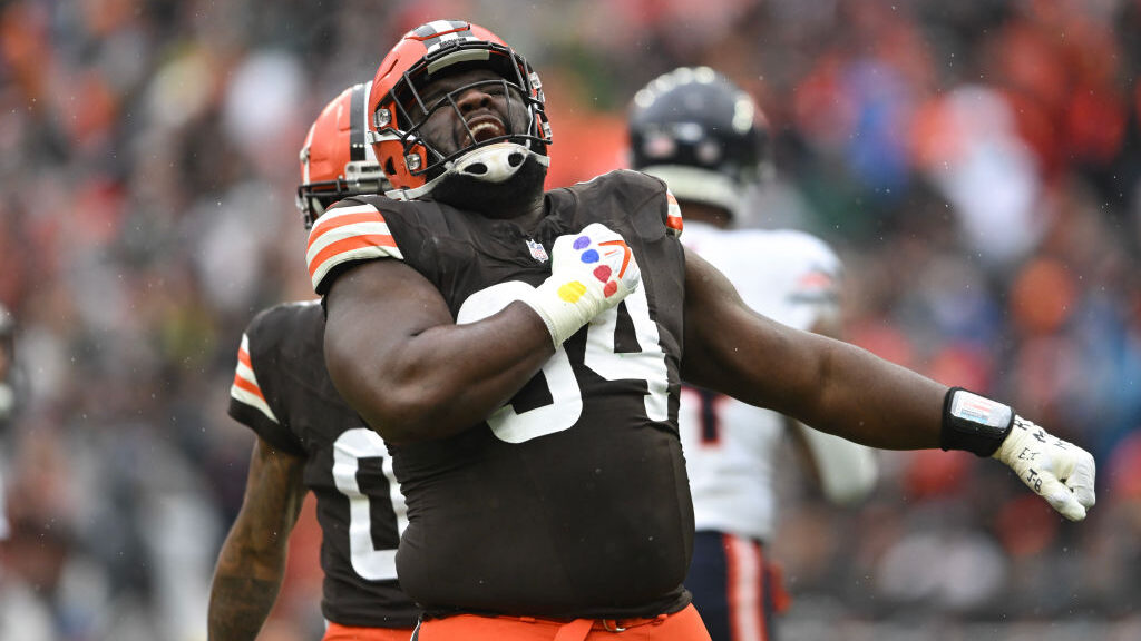 Dalvin Tomlinson celebrates a sack with his Thanos glove...