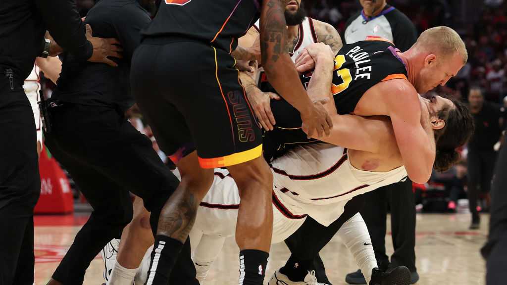 Mason Plumlee and Steven Adams scuffle...