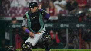 Diamondbacks C Gabriel Moreno exits vs. Reds after wild pitch hits bare hand