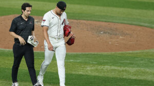 Diamondbacks closer Justin Martinez exits vs. Mariners with right elbow tightness