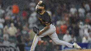 Diamondbacks sign former Pirates closer to a minor league deal