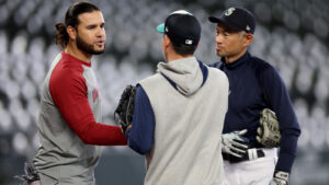 Eugenio Suarez got off the Diamondbacks' plane and stepped right onto the Mariners' plane