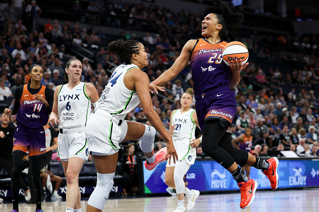 MINNEAPOLIS, MINNESOTA - JULY 16: Alyssa Thomas #25 of the Phoenix Mercury drives toward the hoop a...