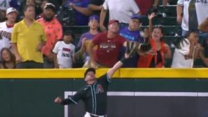 Diamondbacks ban fan ejected for interference in win vs. Giants