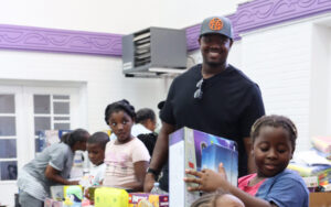 Cardinals' Kelvin Beachum lends a hand at Phoenix community giveaway