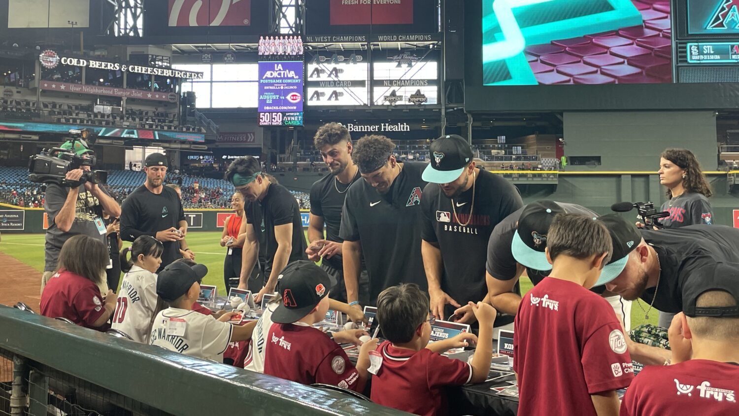 Merrill Kelly, Diamondbacks host kids...