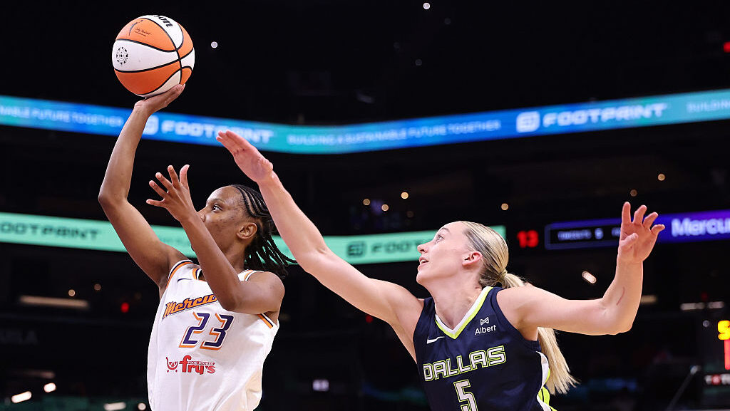 Kiana Williams shots the ball for the Phoenix Mercury...
