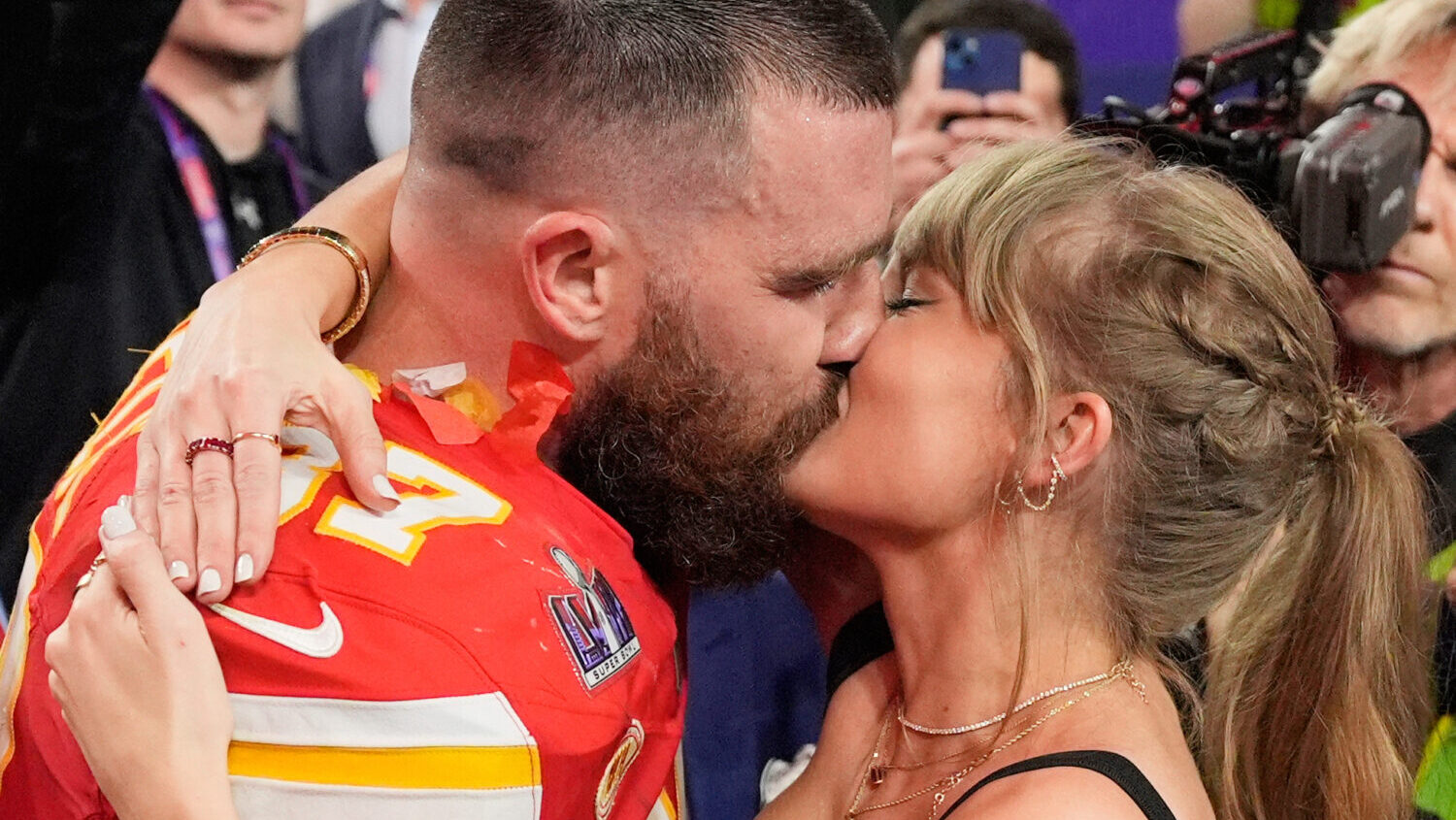 Kansas City Chiefs tight end Travis Kelce (87) and Taylor Swift kiss after the Chiefs defeated the ...
